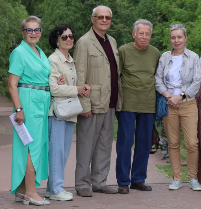 Директор музея «Усадьба Лопасня-Зачатьевское» Галина Тимошкова (слева) встречает наследников Пушкина — Андрея Александровича Кологривого с супругой Аллой и Вячеслава Александровича Гуцко с дочерью Еленой