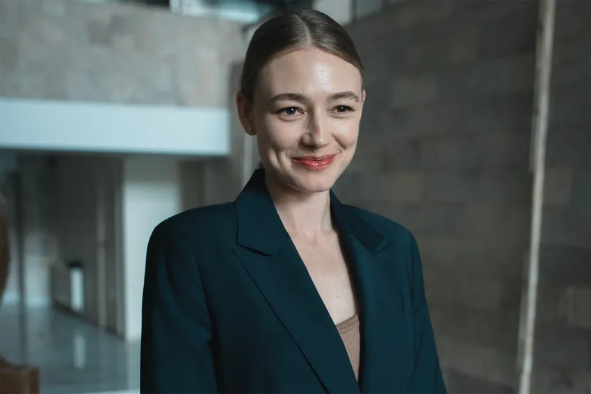 Главную роль в проекте исполнила Оксана Акиньшина. Кадр из сериала «Неверные», 2024, реж. Алексей Кузмин-Тарасов