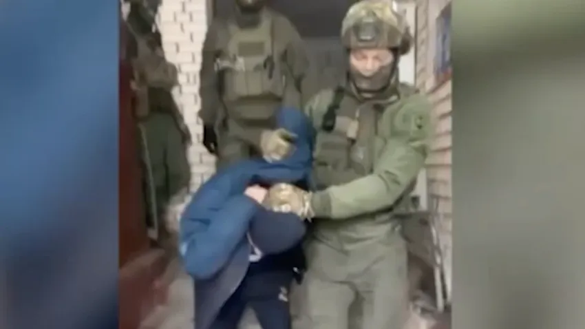 СОБР выводит задержанного. Фото: @mash_siberia