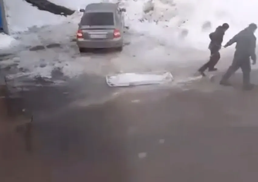 Под Новосибирском семья на санях везла тело умершей бабушки в больничный морг. Фото: t.me/mash_siberia