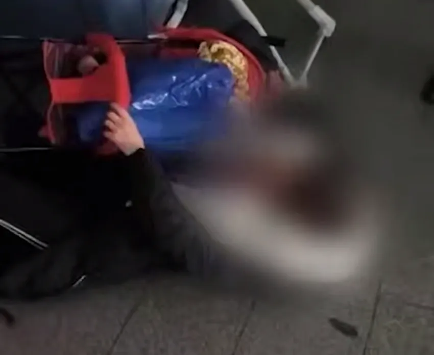 В Сибири малышка разбила лоб на вокзале, где ее бросила мать-алкоголичка. Фото: t.me/mash_siberia