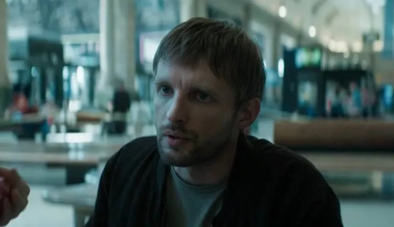 Семен Серзин в роли полицейского. Кадр из сериала "Эль Русо", 2024, реж. Сергей Мокрицкий