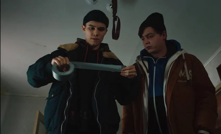 Напарниками Юры становятся Ширмик и Пузырь. Кадр из сериала «Подслушано в Рыбинске», 2025, реж. Петр Тодоровский, сцен. Петр Тодоровский, Иван Баранов