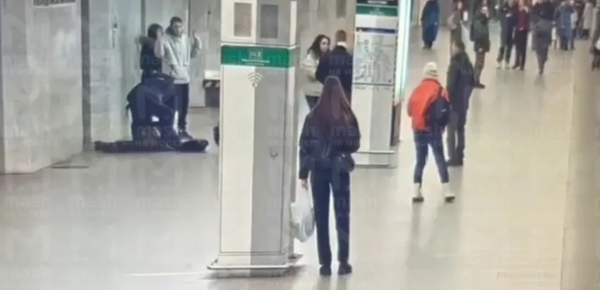 Кадры с камеры видеонаблюдения в метро. Фото: @mashmoyka