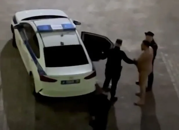 Горе-таролог пугает соседей: недавно он выкинул из окна кота, а затем побежал голый марафон по району. Фото: t.me/mashmoyka