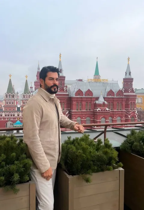 Главную достопримечательность столицы Бурак Озчивит уже посетил. Фото: Instagram (запрещен в РФ) / @burakozcivit