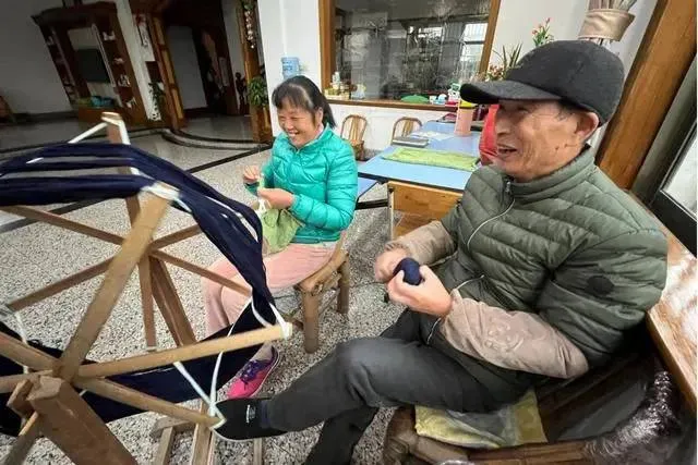 Чэн обвязывает детей из разный районов страны. Фото: chinadaily.com.cn