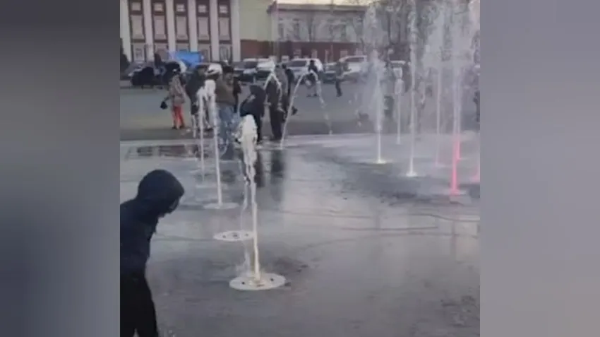 Чиновники открыли летний фонтан при минусовой температуре. Фото: @t.me/amur_mash