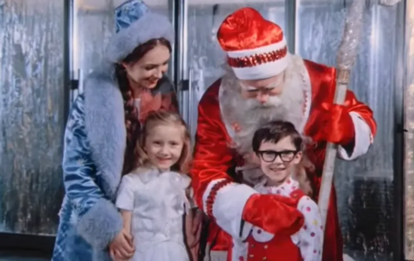 Известный нам Дед Мороз заменил белые перчатки на красные варежки. Кадр из фильма «Новогодние приключения Маши и Вити», 1976, реж. Геннадий Казанский, Игорь Усов