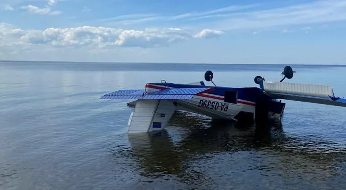 В Кронштадте легкомоторный самолет из-за отказал двигателя рухнул на пляж. Фото: t.me/mashmoyka