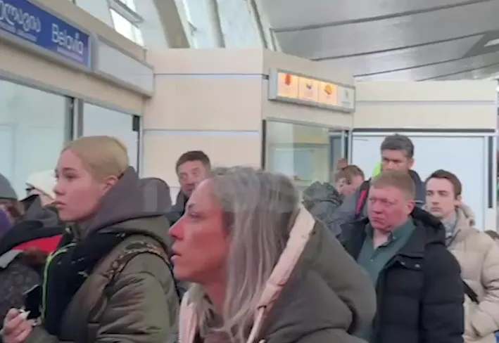 В аэропорту Тбилиси застряли более 20 россиян, им не хватило места в самолете. Фото: @breakingmash