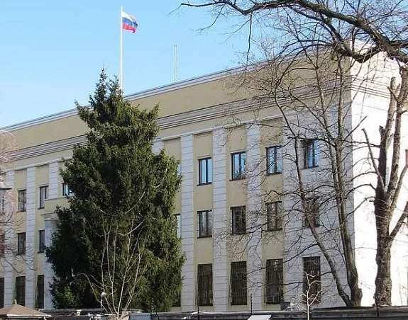 В Бухаресте неадекватный водитель без прав пытался протаранить посольство РФ. Фото: romania.mid.ru