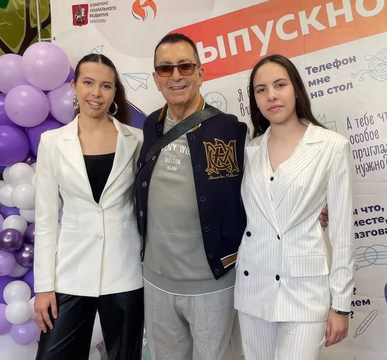 Буйнов обожает своих внучек-двойняшек. ФОТО: соцсети
