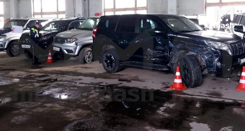 Пьяный пробрался в гараж чиновников и разбил их авто. Фото: @t.me/mash