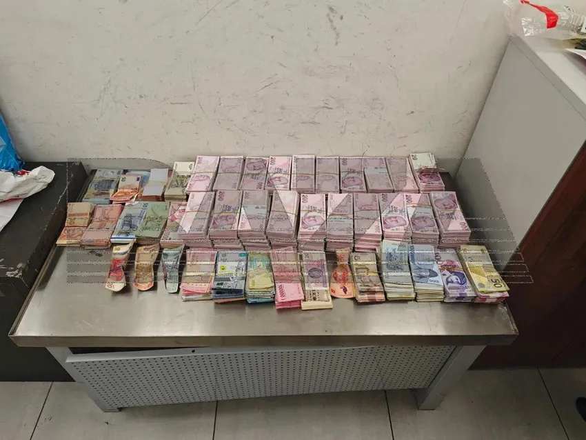 В Шереметьево мужчина пытался сбежать от таможенников с пачками купюр на $100000. Фото: t.me/bazabazon