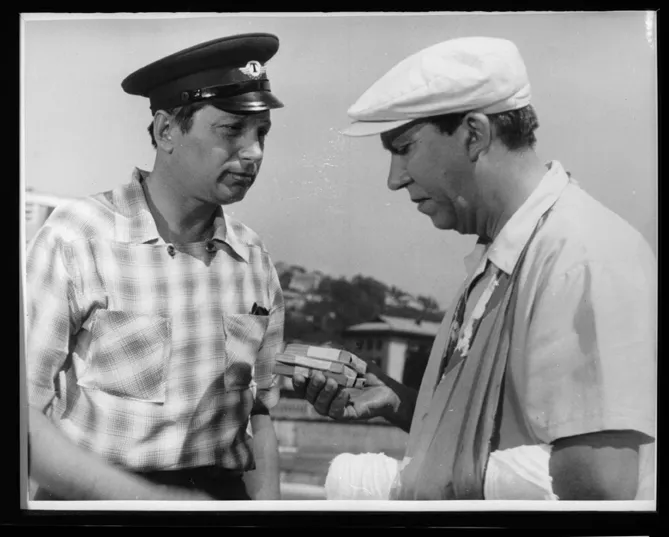 Гуляев с Юрием Никулиным. Кадр из фильма "Бриллиантовая рука", 1968, реж. Леонид Гайдай