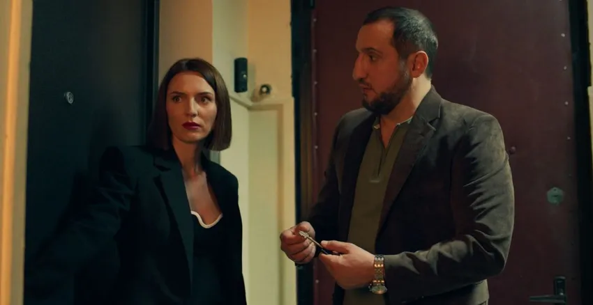 Майкл продолжает искать встреч с бывшей. Кадр из сериала "Универ. 13 лет спустя", 2024, реж. Семен Литовчин