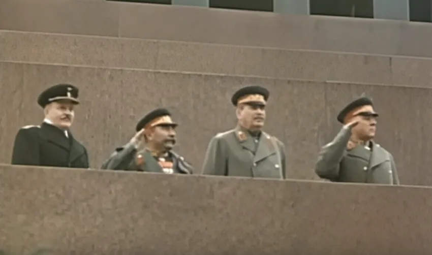 Первый Парад Победы состоялся 24-го июня 1945 года. На трибуне мавзолея Молотов, Буденный, Сталин, Ворошилов