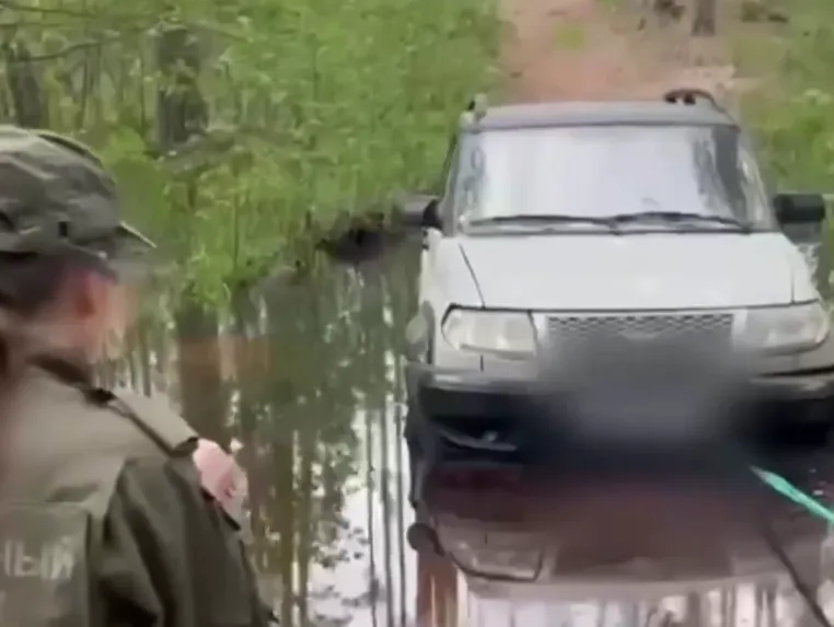 Под Нижним Новгородом 4 мужчин погибли, застряв на авто в болоте и отравившись выхлопами. Фото: t.me/sledcom_nn