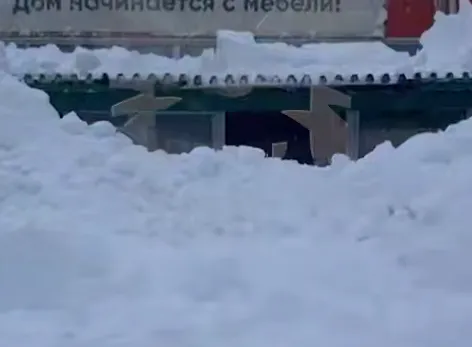 В Петропавловске-Камчатском снежная лавина завалила магазин, замуровав людей. Фото: t.me/amur_mash