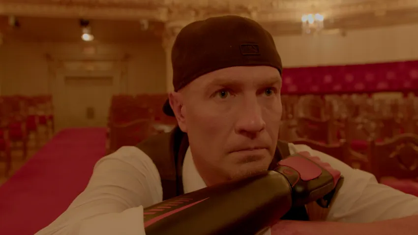 Роман Костомаров прошел через ад. Кадр из фильма «Роман Костомаров: Рожденный дважды», 2024, реж. Михаил Щедринский, сцен. Михаил Щедринский, Александр Дозорец