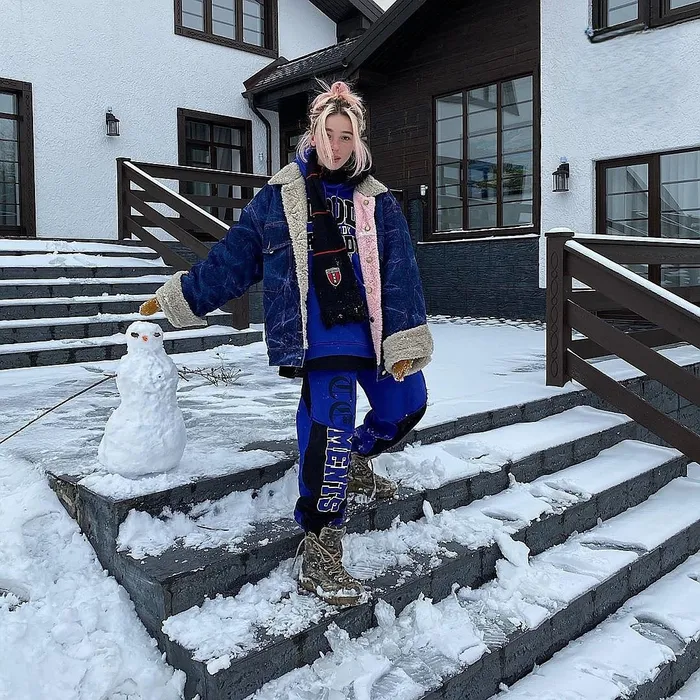 Звезда «голой вечеринки» Анастасия Ивлеева на фоне особняка в Истре. Фото: @shot_shot