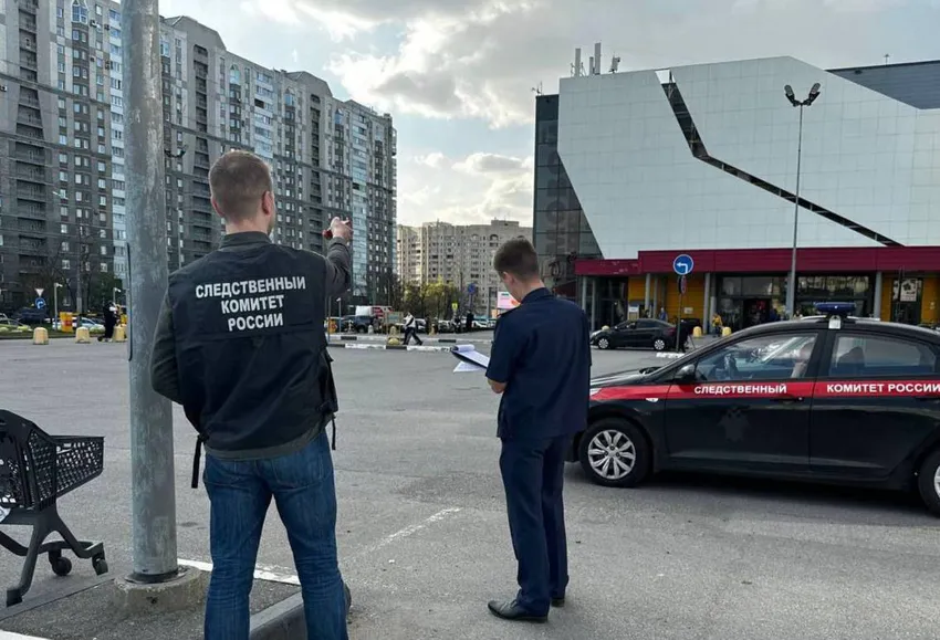 Скрывшийся после конфликта у ТЦ в Питере буйный стрелок за последние полгода насобирал 100 штрафов за нарушение ПДД на сумму более 50 тысяч рублей. Фото: t.me/mashmoyka