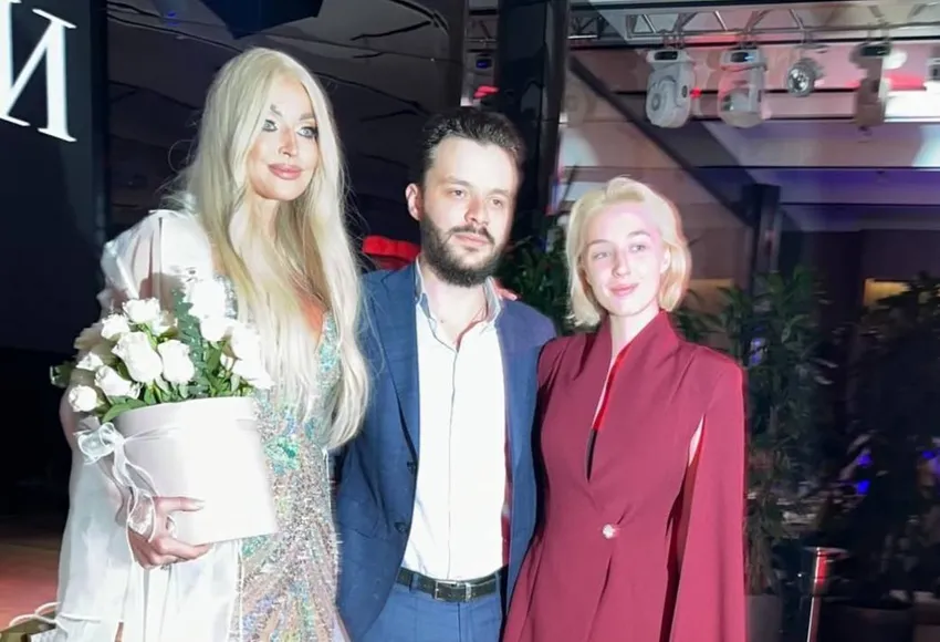Анастасия Волочкова с дочерью Ариадной и ее женихом. Фото: Instagram (запрещен в РФ) / @volochkova_art