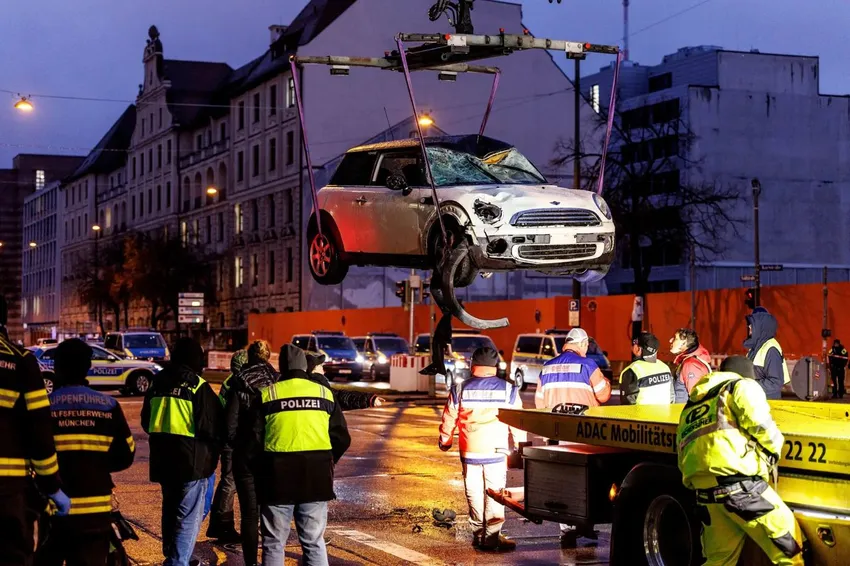 Эвакуация машины злоумышленника. Фото: www.nytimes.com