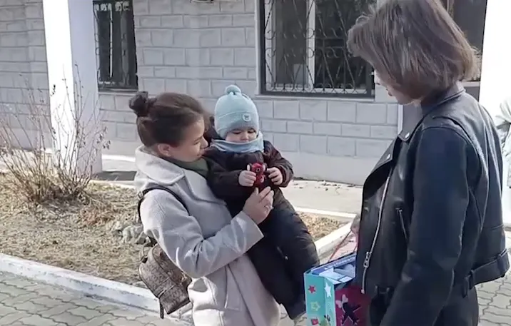 Хабаровские авиатехники помогли мальчику воссоединиться со своей любимой игрушкой. Фото: @amur_mash