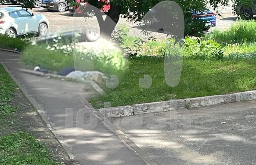 В Татарстане мужчина выпал из окна и приземлился на проходившего мимо дворника. Фото: t.me/mash_iptash