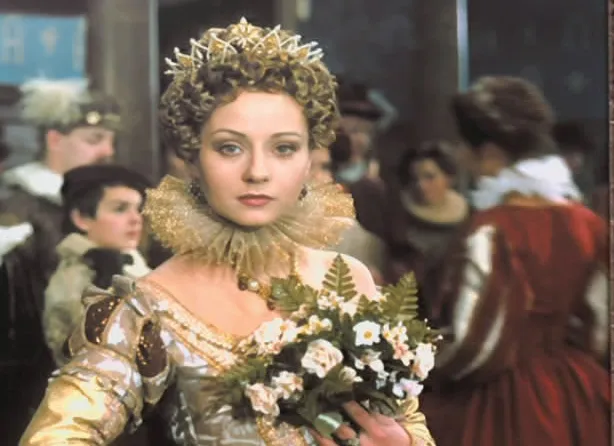 Евгения в образе королевы Марго. Кадр из сериала «Королева Марго», 1996, реж. Александр Муратов
