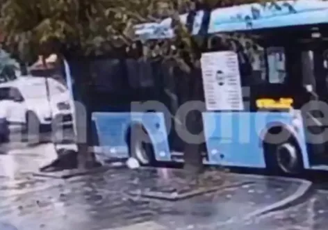 Во Владивостоке пенсионерка попала под колеса автобуса, запрыгивая в салон. Фото: t.me/amur_mash
