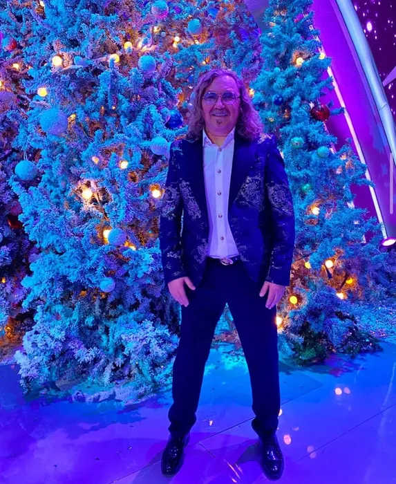 Игорь Николаев остановил свой выбор на скромном расшитом пиджаке. Фото: Instagram (запрещен в РФ) / @igor_nikolaev_music