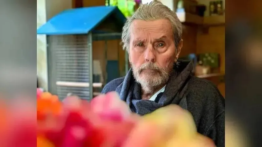 Дочь сняла 88-летнего Алена Делона за завтраком в кафе. Фото: Инстаграм (запрещен в РФ) / @anouchkadelon
