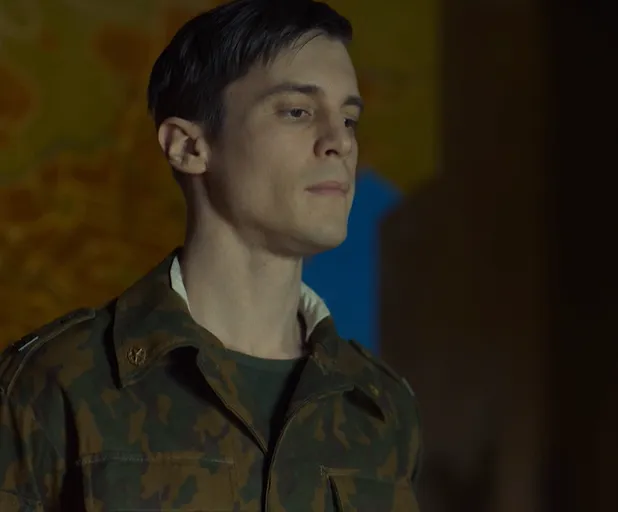 Роль надзирателя Константина исполнил Иван Янковский. Кадр из тизера сериала «Аутсорс», 2025, реж. Душан Глигоров