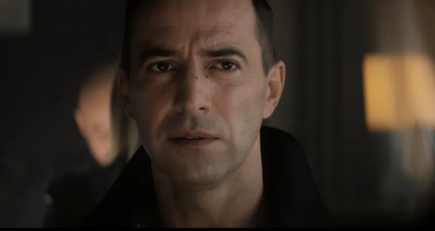 Любимов сыграл исписавшегося автора. Кадр из сериала "Красные линии", 2024, реж. Гамлет Дульян