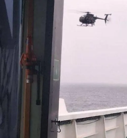 Вертолет MH-6M пытается осуществить посадку на палубу танкера. ФОТО: соцсети