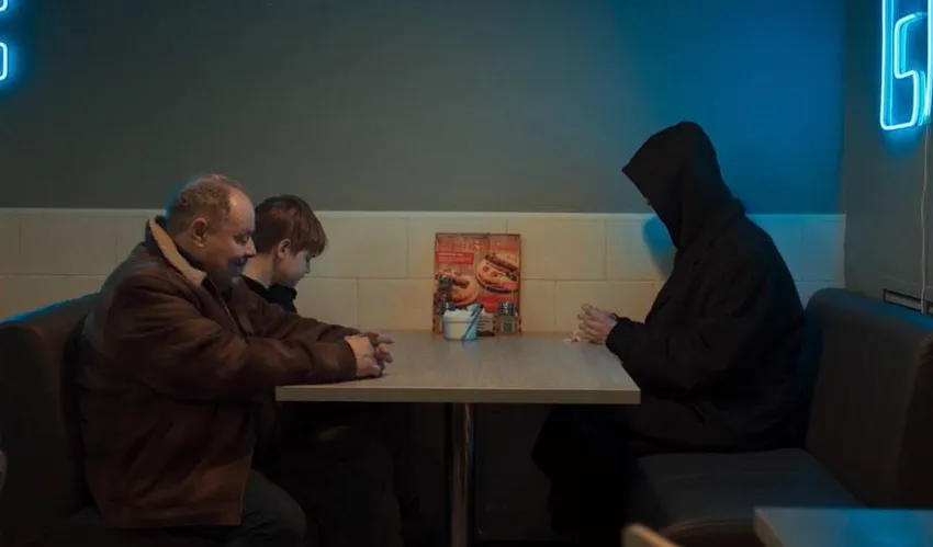 Странная парочка заменяет мальчику семью. Кадр из сериала «Охотники за призраком», 2025, реж. Дмитрий Тюрин, сцен. Георгий Болдугеров