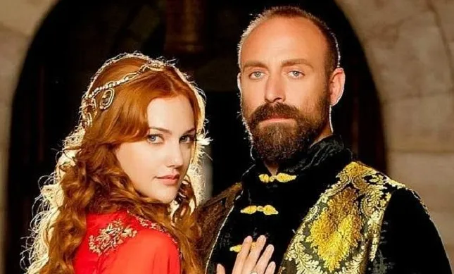 Первой турецкой ласточкой в 2011 году стал сериал «Великолепный век» с Мерьем Узерли и Халитом Эргенчем в главных ролях. ФОТО: постер сериала