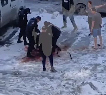 Мужчина убил жену и ранил ребенка в шею в Норильске. Фото: t.me/kras_mash