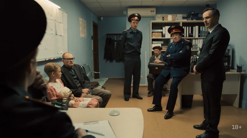 Стоянов в образе полицейского. Кадр из сериала "Артист с большой дороги", 2024, реж. Дмитрий Грибанов