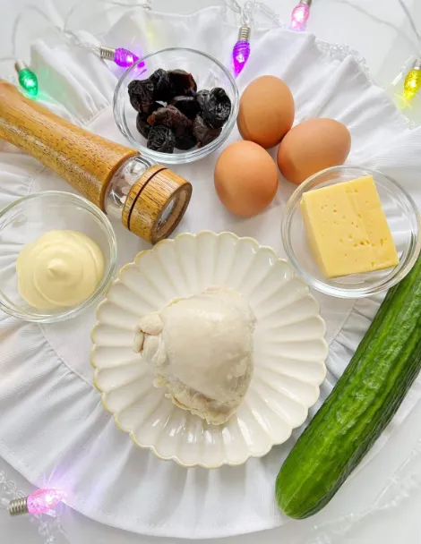 Обалденный вкус салату придают сочетание нежного куриного филе, сладости чернослива и свежести огурца