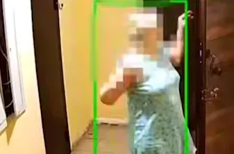 В Благовещенске женщина прокляла соседей свечами и танцами и разбила им дверь. Фото: t.me/amur_mash