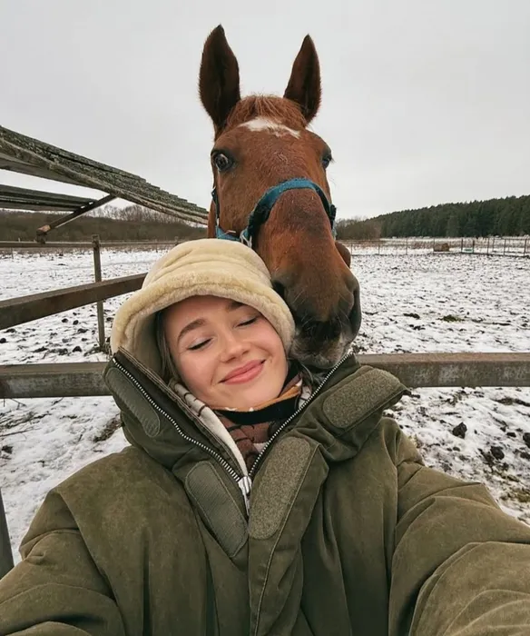 Клава Кока на заднем дворе с лошадкой. Фото: Инстаграм (запрещен в России) / @klavacoca