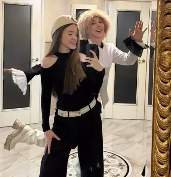 Софья покрасила волосы в каштановый цвет. Фото: Instagram*