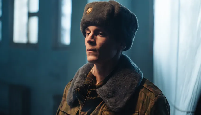 Главную роль в проекте сыграл Иван Янковский. Кадр из трейлера сериала «Аутсорс», 2025, реж. Душан Глигоров