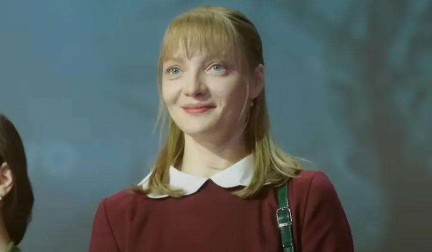 Мама наградила девушку комплексами. Кадр из фильма "Сказки Гофмана", 2022, реж. Тина Баркалая