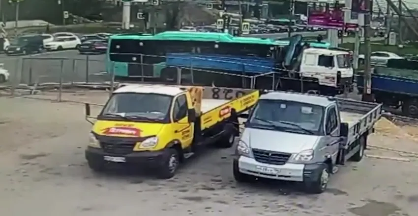 В Питере "лазурный" автобус не вписался в поворот и врезался в припаркованный грузовик. Фото: t.me/mashmoyka
