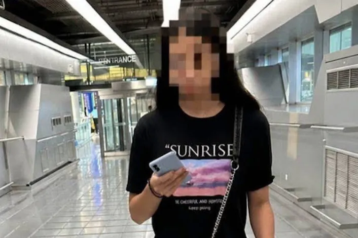 В аэропорту Тая задержана обклеившаяся живыми черепахами для контрабанды девушка. Фото: t.me/shot_shot